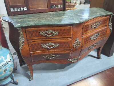 BOMBE COMMODE