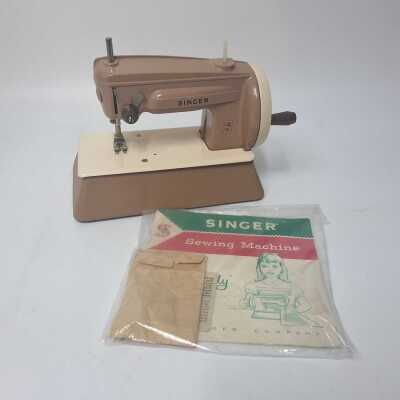 TOY SEWING MACHINE