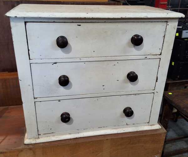 PETITE CHEST OF DRAWERS