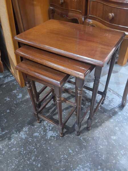 NESTING TABLES