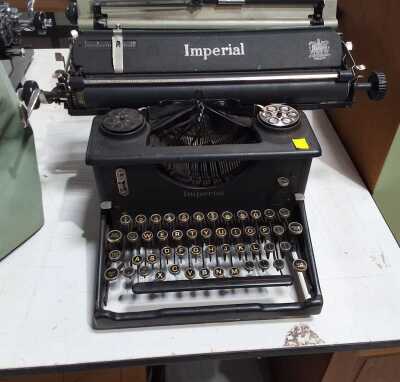 VINTAGE TYPEWRITER