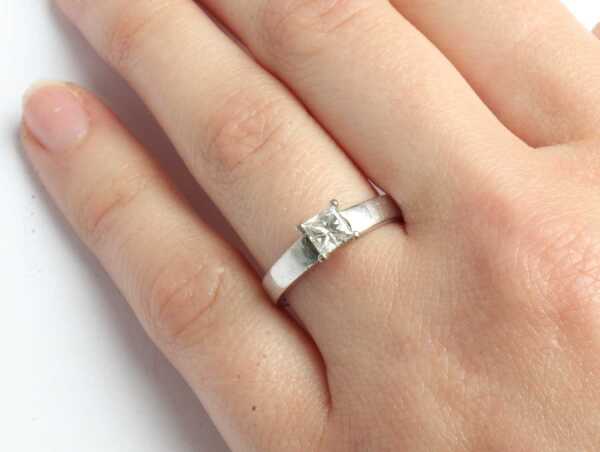 DIAMOND RING