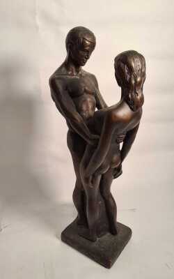 COUPLE STATUE