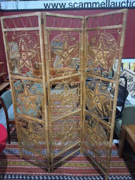 ROOM DIVIDER