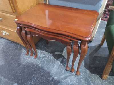 NESTING TABLES