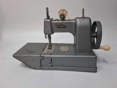 TOY SEWING MACHINE