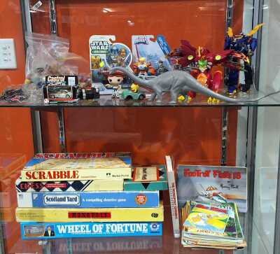 TOYS & COMICS
