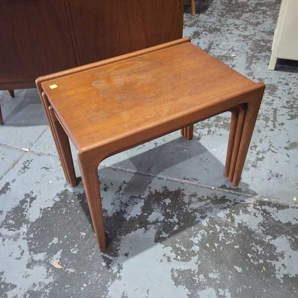 NESTING TABLES