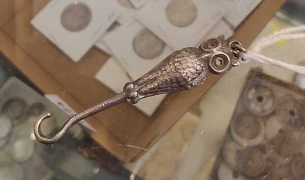 BUTTON HOOK