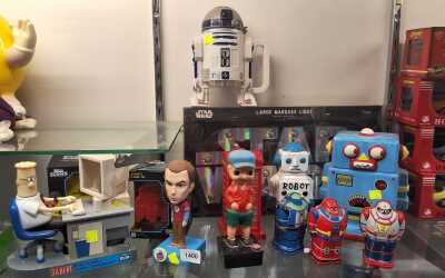 ROBOTS AND TOYS
