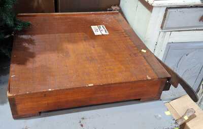 PAPER CUTTING GUILLOTINE