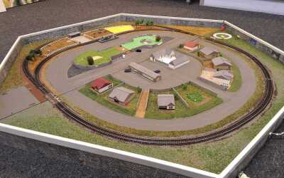 MODEL TRAIN TRACK