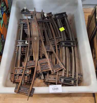 MODEL TRAIN TRACKS