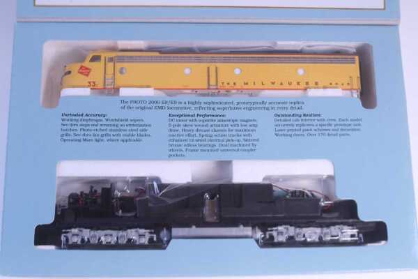 PROTO SERIES 2000 E8/9 LOCOMOTIVE