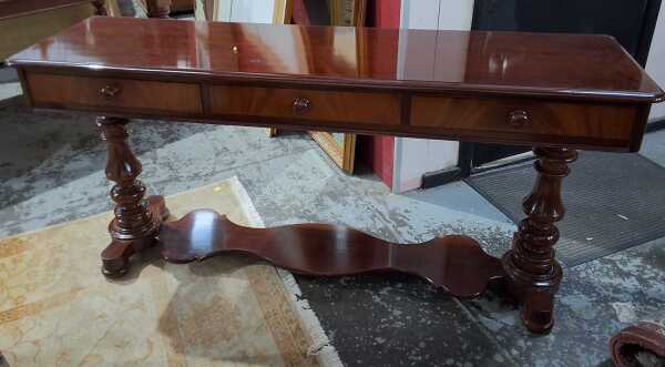 CONSOLE TABLE