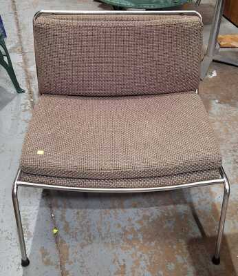LOUNGE CHAIR
