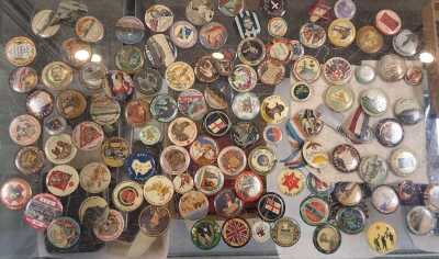 BUTTONS & BADGES