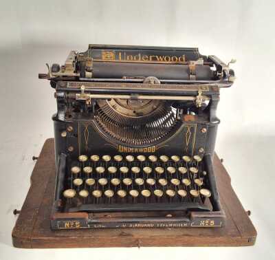 UNDERWOOD TYPEWRITER
