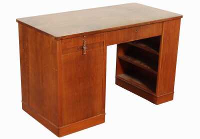 KNEEHOLE DESK