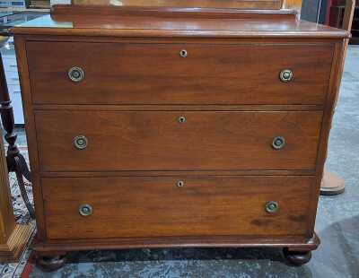 CHEST OF DRAWERS