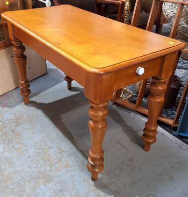PETITE KITCHEN TABLE