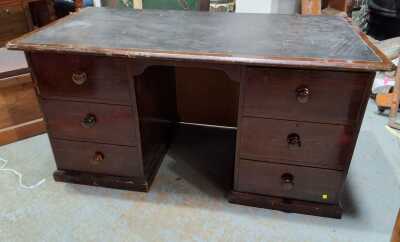 KNEEHOLE DESK