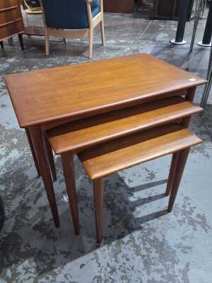 NESTING TABLES