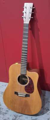 ACOUSTIC GUITAR