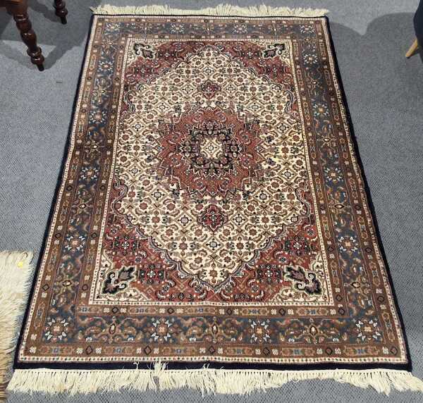 FLOOR RUG
