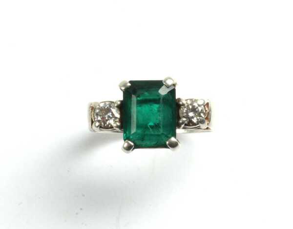 EMERALD & DIAMOND RING