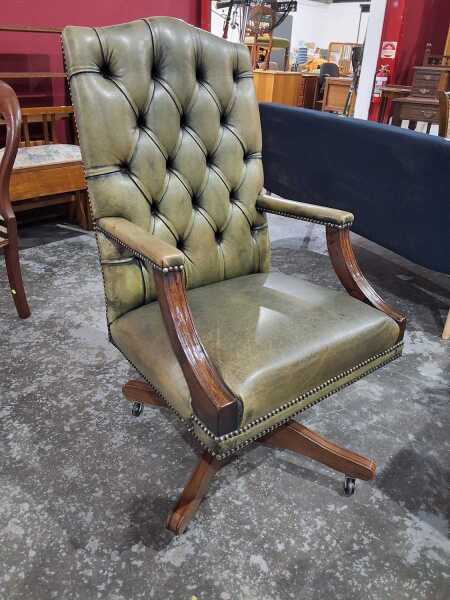 CAPTAINS CHAIR