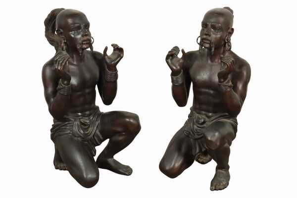 PAIR OF CROUCHING FIGURES