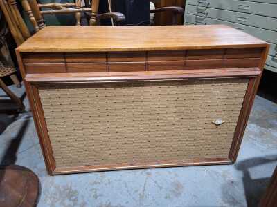 335 · VINTAGE RECORD PLAYER