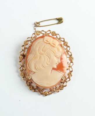 1031 · GOLD BROOCH