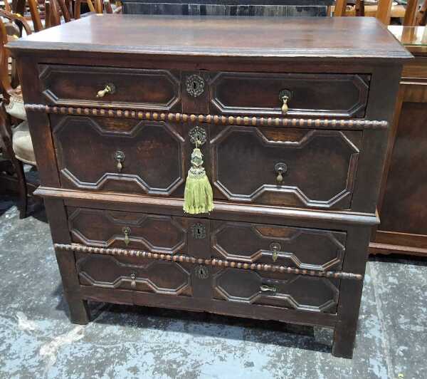 OAK CHEST OF DRAWERS