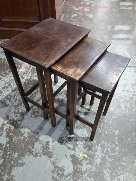 NESTING TABLES