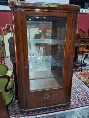 67 · FRENCH VITRINE