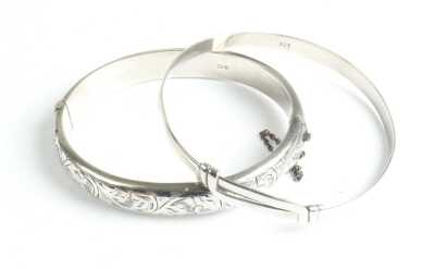 1097 · SILVER BANGLES
