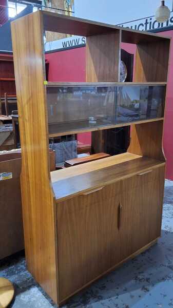 ROOM DIVIDER