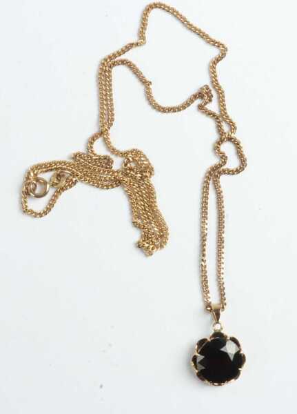 GOLD PENDANT & CHAIN