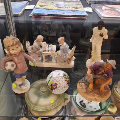 Figurines & Decor
