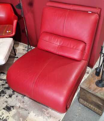 LOUNGE CHAIR