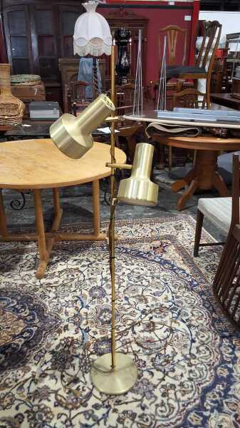FLOOR LAMP