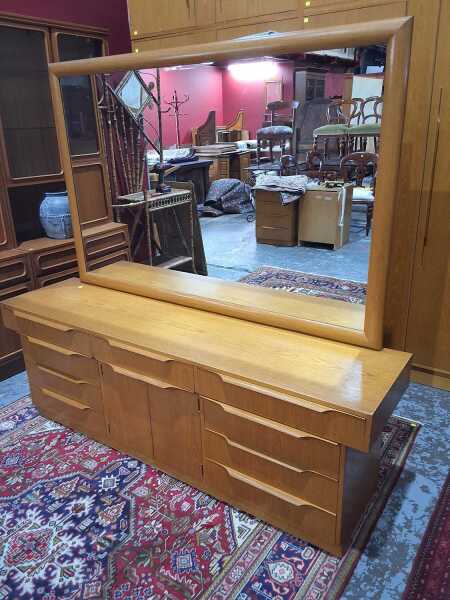 DRESSER