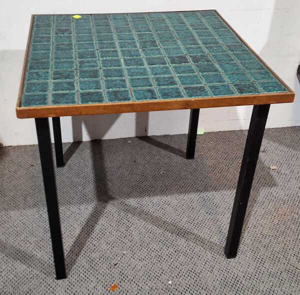 RETRO TABLE