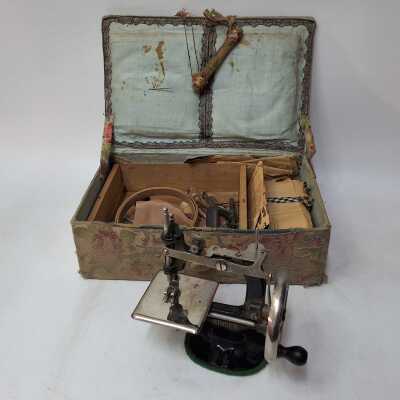 1265 · CHILDRENS SEWING MACHINE