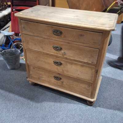 104 · CHEST OF DRAWERS