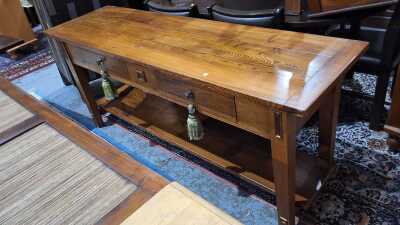118 · CONSOLE TABLE