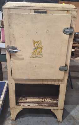 220 · VINTAGE ICEBOX