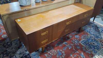 425 · CHEST OF DRAWERS